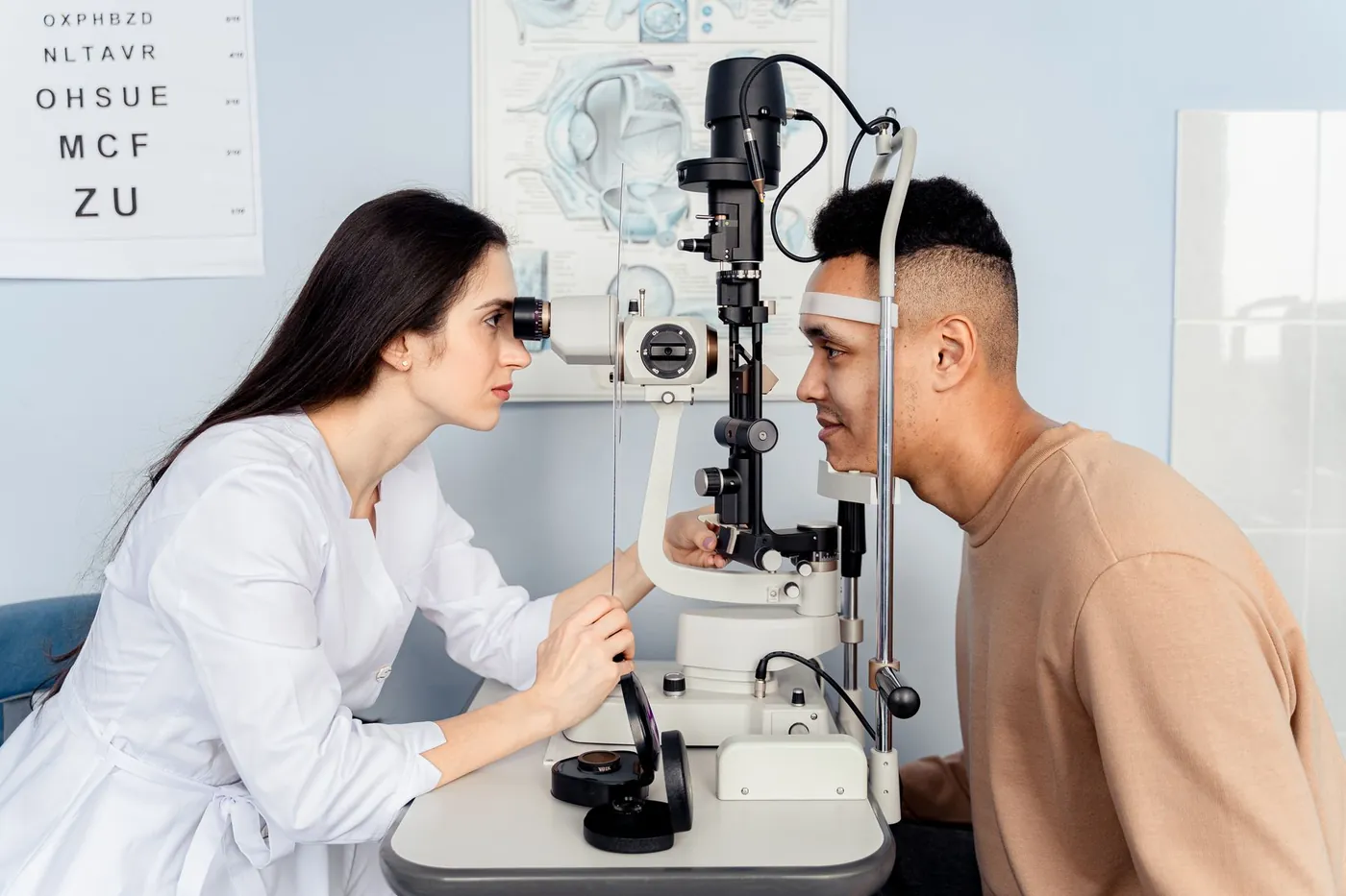 Optómetra realizando un examen con lámpara de hendidura